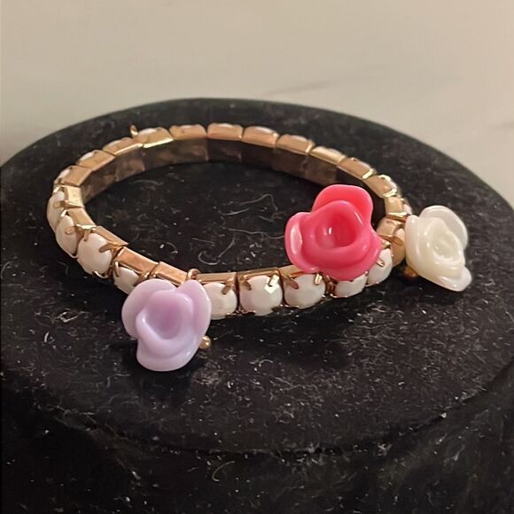 3” gold tone stretch bracelet w/faceted white links & 3 resin flower charms - Picture 8 of 10